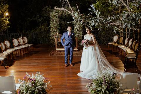 fotos do casal no meio da decoração linda do casamento por do sol retratos itatiba fotografo casamento'