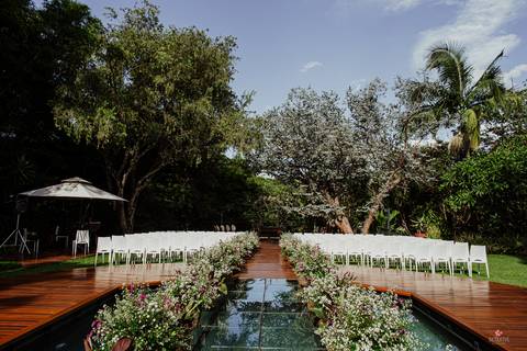 detalhes de decoração no corredor de entrada da noiva mesa dos noivos detalhes de pratos e talheres de casamento decoração do salão de festa alta das palmeiras lindo sem nenhum convidado retratos fotografo de casamento itatiba'