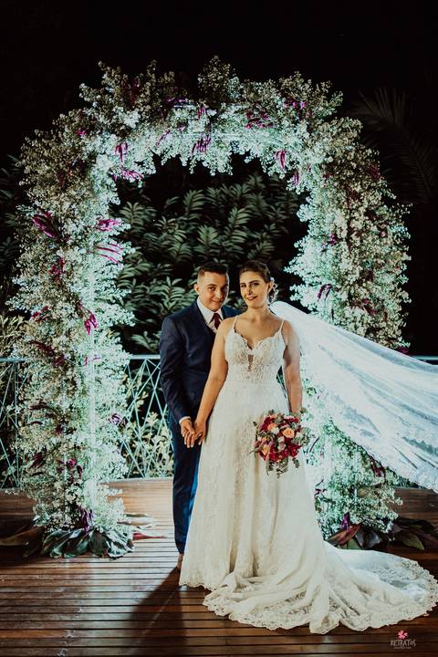 fotos do casal no meio da decoração linda do casamento por do sol retratos itatiba fotografo casamento'