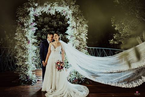 fotos do casal no meio da decoração linda do casamento por do sol retratos itatiba fotografo casamento'