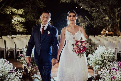 fotos do casal no meio da decoração linda do casamento por do sol retratos itatiba fotografo casamento'