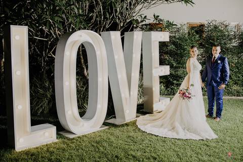 fotos do casal no meio da decoração linda do casamento por do sol retratos itatiba fotografo casamento love ao fundo '