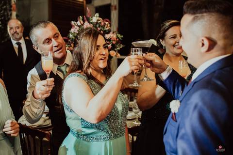 noivos brindando fotos do casal no meio da decoração linda do casamento por do sol retratos itatiba fotografo casamento'