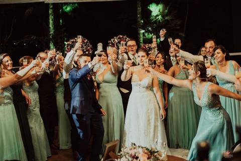 noivos brindando lindo fotos do casal no meio da decoração linda do casamento por do sol retratos itatiba fotografo casamento'