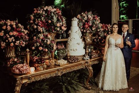 noivos mesa do bolo fotos do casal no meio da decoração linda do casamento por do sol retratos itatiba fotografo casamento'