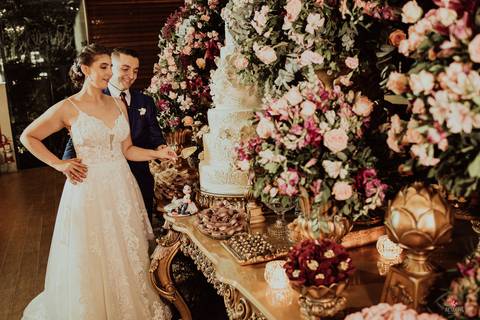 noivos mesa do bolo fotos do casal no meio da decoração linda do casamento por do sol retratos itatiba fotografo casamento'