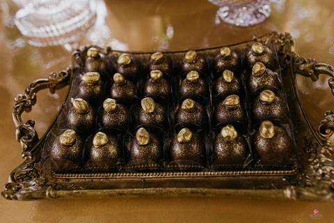 doces finos brigadeiro com nozes detalhes de decoração no corredor de entrada da noiva mesa dos noivos detalhes de pratos e talheres de casamento decoração do salão de festa alta das palmeiras lindo sem nenhum convidado retratos fotografo de casamento ita'