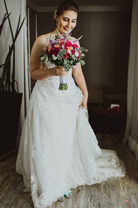 noiva pronta com buque detalhes de decoração no corredor de entrada da noiva mesa dos noivos detalhes de pratos e talheres de casamento decoração do salão de festa alta das palmeiras lindo sem nenhum convidado retratos fotografo de casamento itatiba'