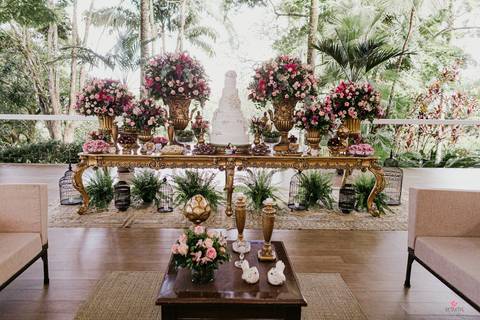 mesa de bolo linda durante o dia'