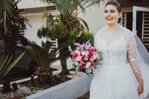 noiva pronta com buque detalhes de decoração no corredor de entrada da noiva mesa dos noivos detalhes de pratos e talheres de casamento decoração do salão de festa alta das palmeiras lindo sem nenhum convidado retratos fotografo de casamento itatiba'