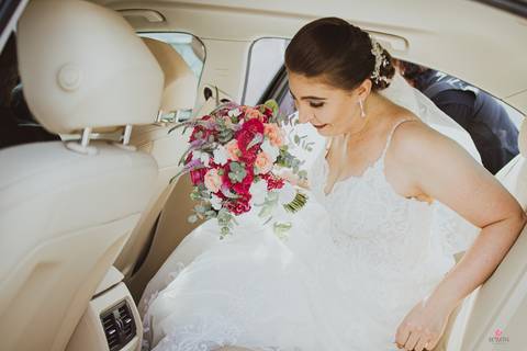 noiva pronta com buque detalhes de decoração no corredor de entrada da noiva mesa dos noivos detalhes de pratos e talheres de casamento decoração do salão de festa alta das palmeiras lindo sem nenhum convidado retratos fotografo de casamento itatiba'