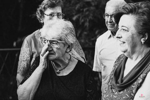 avó emocionada durante a cerimonia espado usada na cerimonia de casamento noiva pronta com buque detalhes de decoração no corredor de entrada da noiva mesa dos noivos detalhes de pratos e talheres de casamento decoração do de festa alta das palmeira'