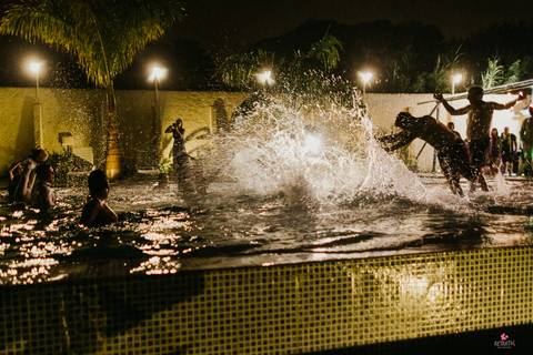 conidados casamento pulando piscina lindo casamento interior sp itatiba interior fotografo de '
