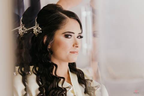 noiva em espelho grande noiva se olhando maquiada lindo casamento interior sp itatiba interior fotografo de casamento'