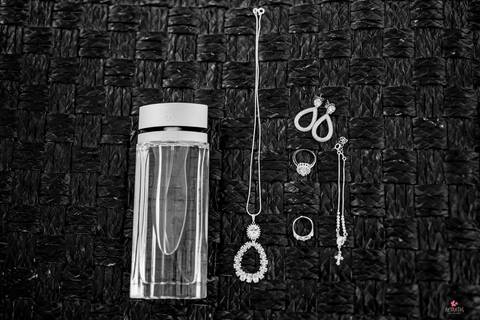 acessorios da noiva no banco e perfume'