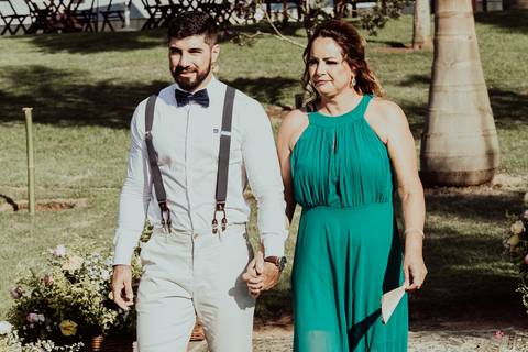 entrada noivo com a mãe, casamento ar livre verão detalhes de doce na mesa de bolo rustica detalhes de acessorios noiva lindo casamento interior sp itatiba interior fotografo de casamento'