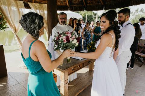noiva entregando buque p/ mãe  noiva lindo casamento interior sp itatiba interior fotografo de casamento'