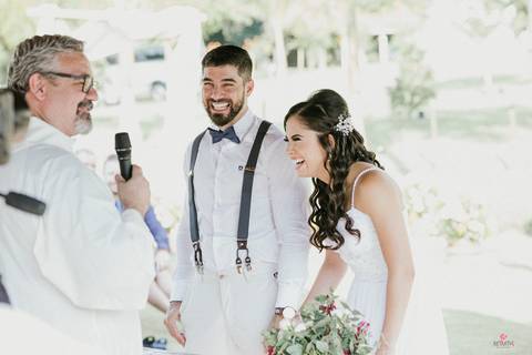 casal sorrindo após brincadeira do celebrante  noiva lindo casamento interior sp itatiba interior fotografo de casamento'