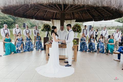 casal ao meio com padrinhos ao lado olhando para eles  noiva lindo casamento interior sp itatiba interior fotografo de casamento'