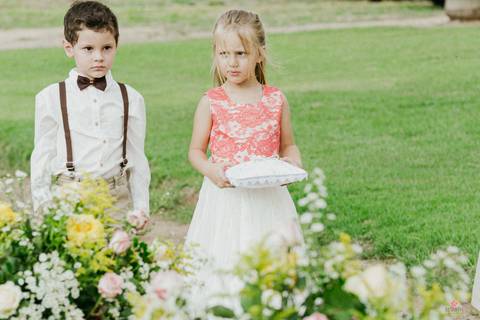 daminha entrando com alianças e pajens'