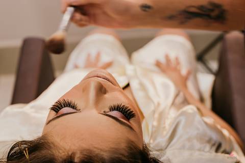 foto noiva de cima para baixo com olhos fechados e cilius colocado'