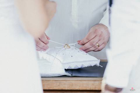 celebrante desamarrando as alianças  noiva lindo casamento interior sp itatiba interior fotografo de casamento'