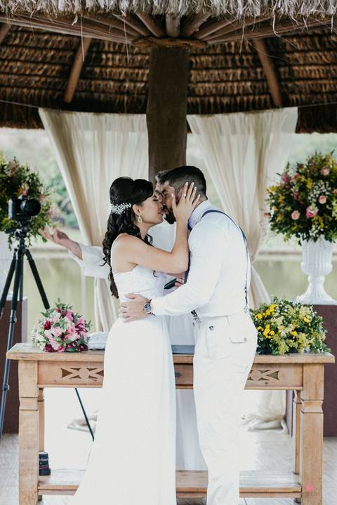 noivos primeiro beijo de casados  noiva lindo casamento interior sp itatiba interior fotografo de casamento'