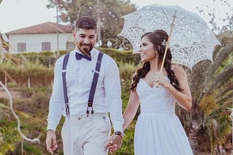 noivos caminhando e se olhando, noiva com sombrinha branca toda rendada saida dos noivos linda  noiva lindo casamento interior sp itatiba interior fotografo de '