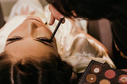 foto noiva de cima para baixo com olhos fechados e cilius colocado olhos abertos'