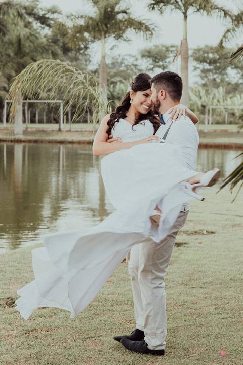 noivo girando noiva após a cerimonia lindo casamento interior sp itatiba interior fotografo de '