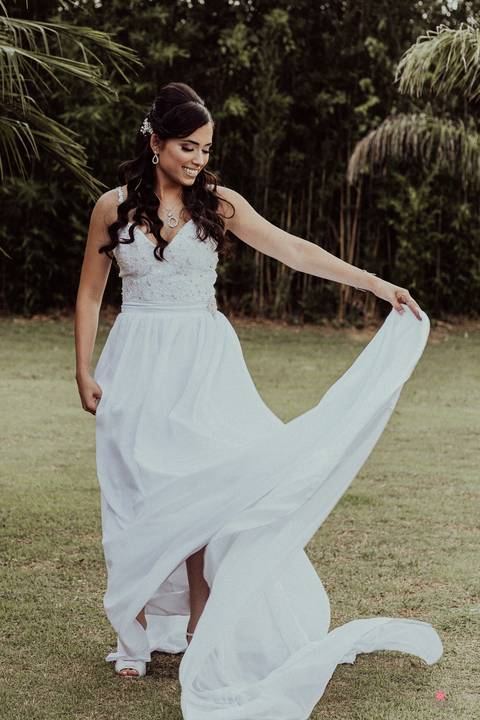 noiva segurando na ponta do vestido super leve lindo casamento interior sp itatiba interior fotografo de '