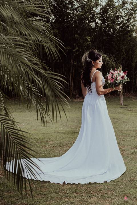 noiva com vestido aberto segurando buque lindo casamento interior sp itatiba interior fotografo de '