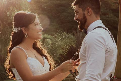 noiva segurando no suspensários do noivo e ouxando lindo casamento interior sp itatiba interior fotografo de '