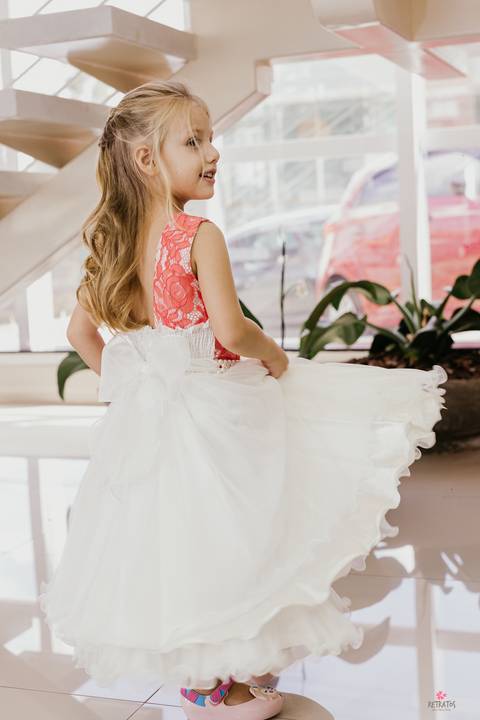 daminha de honra girando o vestido durante make da noiva vestido branco blusinha rosa'