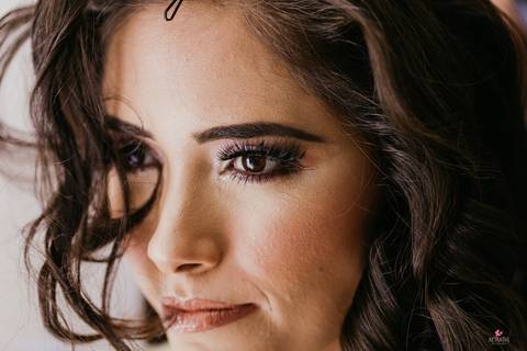 olhos noiva durante preparação cabelo'
