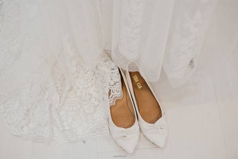 Sapato e vestido da noiva na mesma foto'