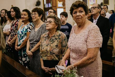 avós maternas esperando anneta entrar emocionadas'