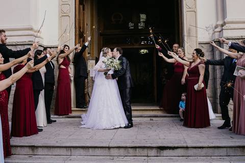 beijo dos noivos na porta da igreja beijo dos noivos nossa senhora belem itatiba igreja matriz'