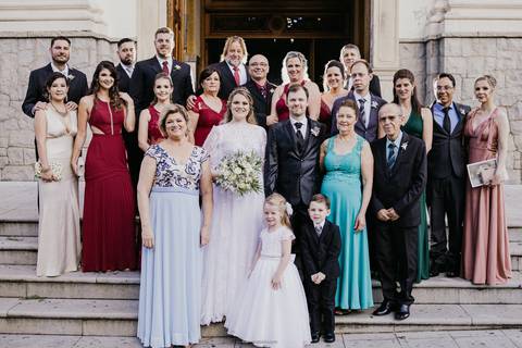 familia e padrinhos na mesma foto beijo dos noivos nossa senhora belem itatiba igreja matriz'