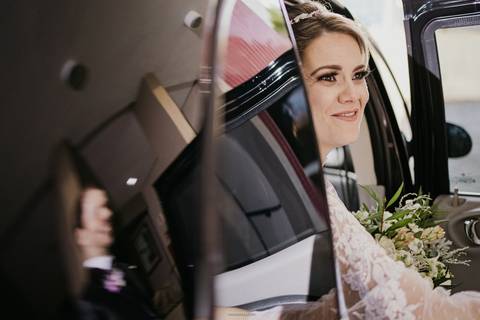 noiva descento do carro e noivo ajudando hotel orion itatiba casamento rustico fotografo de casamento itatiba sp interior'