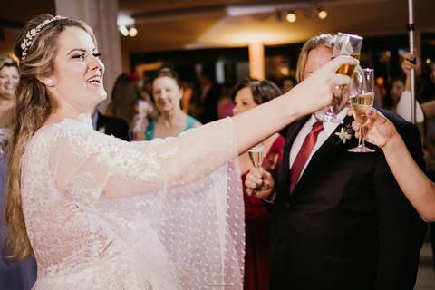 noivos sendo recepcionados pelos padrinhos hotel orion itatiba sp interior '