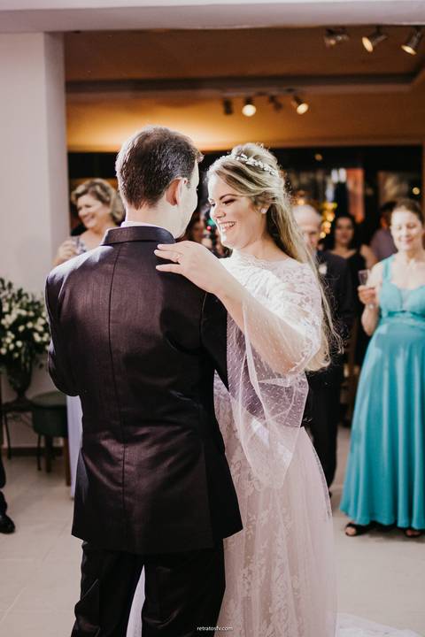 noivos sendo recepcionados pelos padrinhos hotel orion itatiba sp interior noivos dancando'