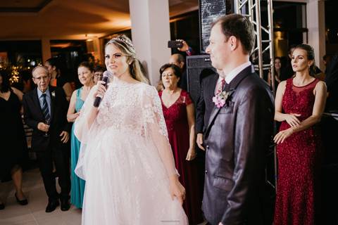 noivos sendo recepcionados pelos padrinhos hotel orion itatiba sp interior noivos dancando'