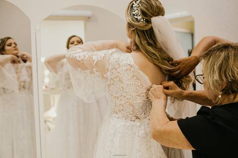 noiva make wandas salão colocando vestido'