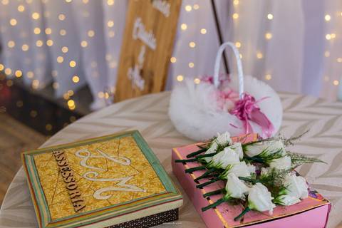 lapelas dos padrinos na mesa do cerimonial'