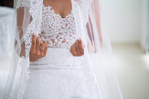 véu da noiva com as maos na renda'