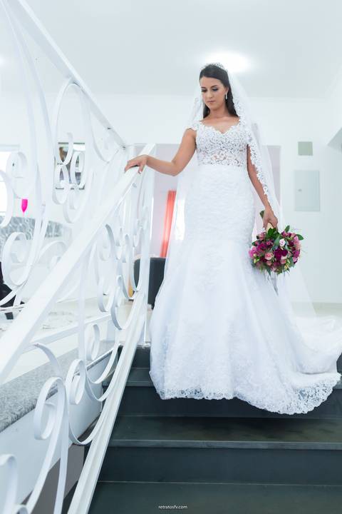 noiva com vestido sereia descendo escada'