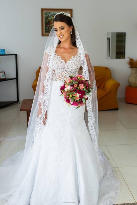 noiva com buque em maos noiva diva durando o making of retratos itatiba foto e video'