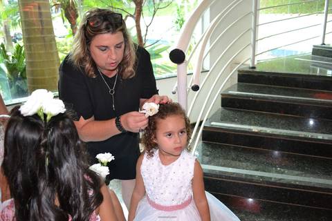 cerimonial colocando flor no cabelo da daminha '