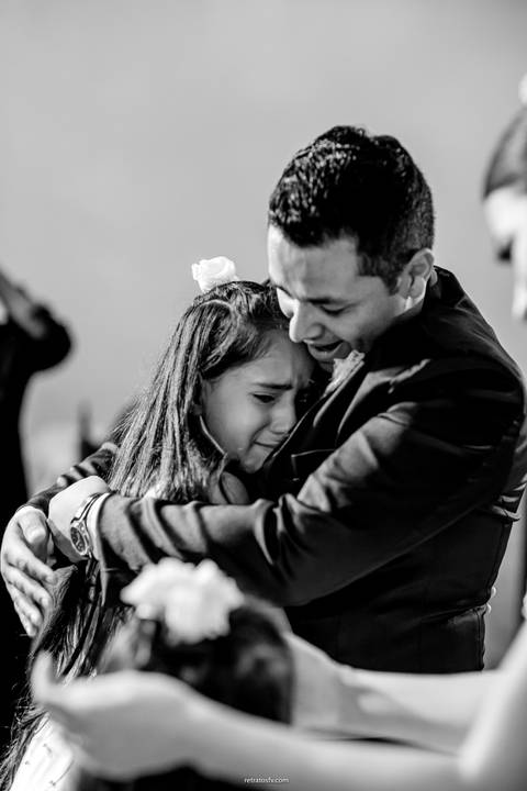 noivo abracando a daminha que chora'